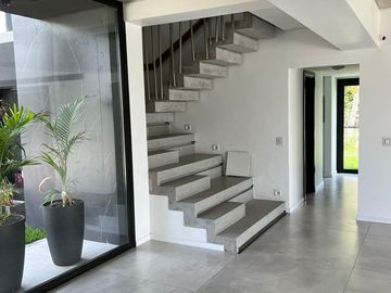 Magnífica casa en Weston barrio privado Francisco Alvarez, acceso oeste