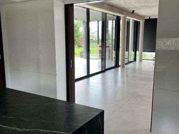 Magnífica casa en Weston barrio privado Francisco Alvarez, acceso oeste