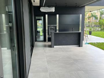 Magnífica casa en Weston barrio privado Francisco Alvarez, acceso oeste