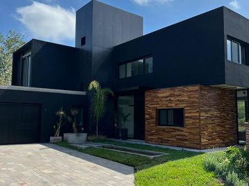 Magnífica casa en Weston barrio privado Francisco Alvarez, acceso oeste