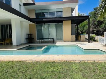 Casa en Venta en Yucatán Country Club, con vista al lago y  campo de Golf