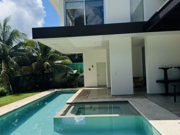 Casa en Venta en Yucatán Country Club, con vista al lago y  campo de Golf