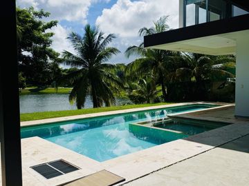 Casa en Venta en Yucatán Country Club, con vista al lago y  campo de Golf
