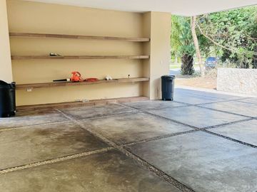 Casa en Venta en Yucatán Country Club, con vista al lago y  campo de Golf