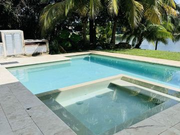 Casa en Venta en Yucatán Country Club, con vista al lago y  campo de Golf
