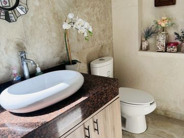 Casa en Venta en Yucatán Country Club, con vista al lago y  campo de Golf