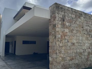Casa en Venta en Yucatán Country Club, con vista al lago y  campo de Golf