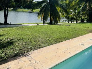 Casa en Venta en Yucatán Country Club, con vista al lago y  campo de Golf