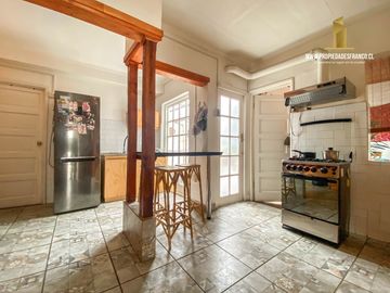 LOS ORIENTES VENDE AMPLIA CASA 4D 3B PASAJE CERRADO VIÑA
