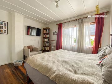 LOS ORIENTES VENDE AMPLIA CASA 4D 3B PASAJE CERRADO VIÑA
