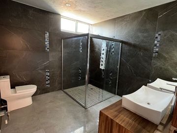 Casa Venta  en Valle Imperial Zapopan, amplia en un coto exclusivo