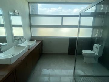 Casa Venta  en Valle Imperial Zapopan, amplia en un coto exclusivo