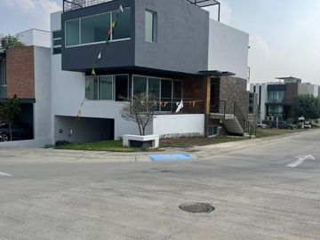Casa Venta  en Valle Imperial Zapopan, amplia en un coto exclusivo