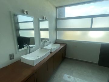 Casa Venta  en Valle Imperial Zapopan, amplia en un coto exclusivo