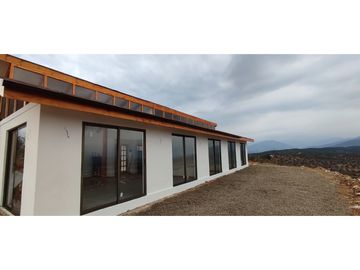 HERMOSA CASA EN PARCELA, LOS LAURELES-LIMACHE
