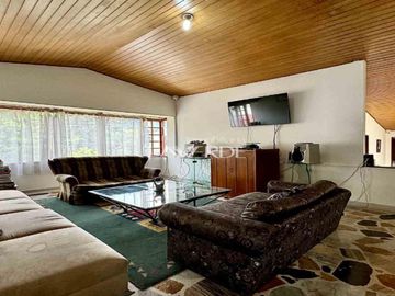 Casa Esquinera con Amplio Terreno en Santa Margarita - Pasadena