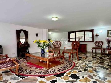 Casa Esquinera con Amplio Terreno en Santa Margarita - Pasadena