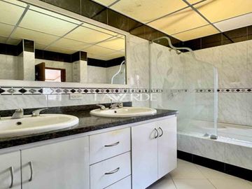 Casa Esquinera con Amplio Terreno en Santa Margarita - Pasadena