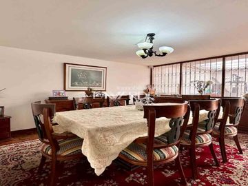 Casa Esquinera con Amplio Terreno en Santa Margarita - Pasadena