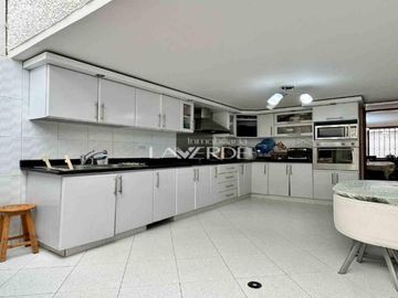 Casa Esquinera con Amplio Terreno en Santa Margarita - Pasadena