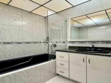 Casa Esquinera con Amplio Terreno en Santa Margarita - Pasadena