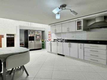 Casa Esquinera con Amplio Terreno en Santa Margarita - Pasadena