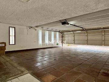 Casa Esquinera con Amplio Terreno en Santa Margarita - Pasadena