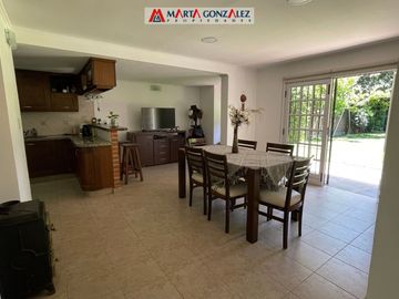 Casa  en Venta Villa Sarmiento / Moron (A120 3730)