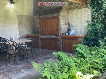 Casa  en Venta Villa Sarmiento / Moron (A120 3730)