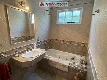 Casa  en Venta Villa Sarmiento / Moron (A120 3730)