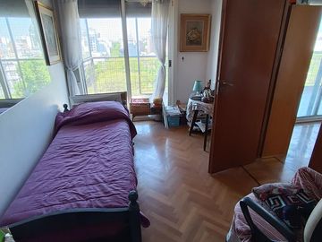 Piso de 5 ambientes con balcón terraza