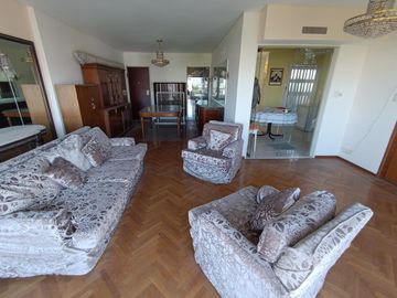 Piso de 5 ambientes con balcón terraza