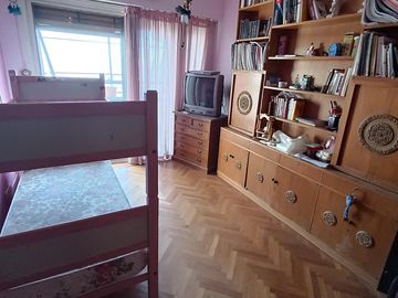 Piso de 5 ambientes con balcón terraza