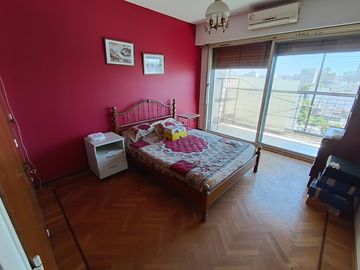 Piso de 5 ambientes con balcón terraza