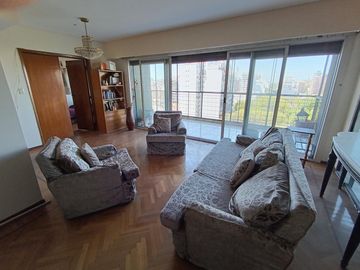 Piso de 5 ambientes con balcón terraza