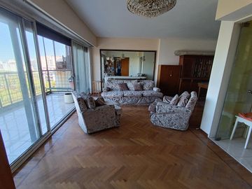 Piso de 5 ambientes con balcón terraza