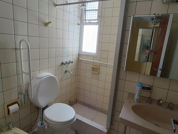 Piso de 5 ambientes con balcón terraza