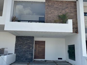 Casa en VENTA, dentro del Fracc. Cañadas del Bosque, Tres Marías, Morelia