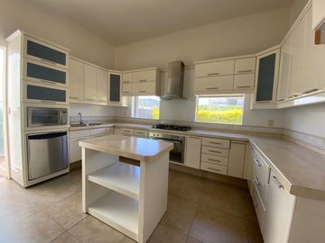 Casa en VENTA de Una Planta dentro del Club de Golf, Tres Marías, en Morelia