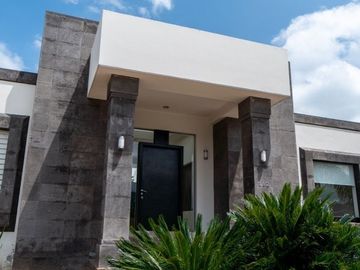 Casa en VENTA de Una Planta dentro del Club de Golf, Tres Marías, en Morelia