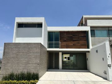 Casa en VENTA dentro del Fracc. Villas del Ángel en Altozano, Morelia