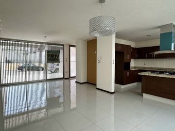 Casa en VENTA dentro del Fracc. Villas del Ángel en Altozano, Morelia