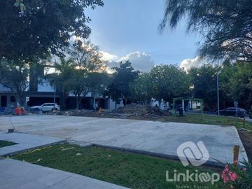 Casa en venta con excedente y alberca en  Acanto residencial Apodaca NL