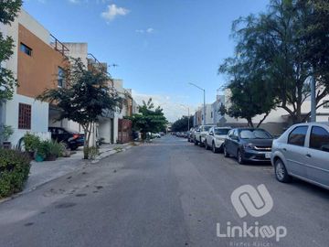 Casa en venta con excedente y alberca en  Acanto residencial Apodaca NL