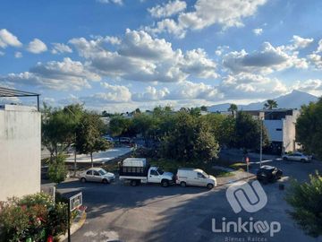 Casa en venta con excedente y alberca en  Acanto residencial Apodaca NL