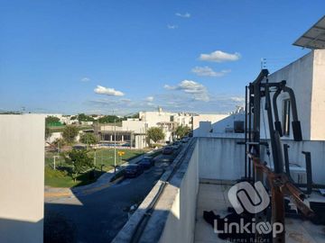 Casa en venta con excedente y alberca en  Acanto residencial Apodaca NL