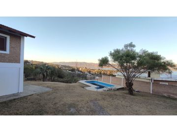VENTA CASA CON PISCINA CARLOS PAZ LAGO AZUL