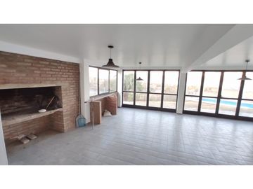 VENTA CASA CON PISCINA CARLOS PAZ LAGO AZUL