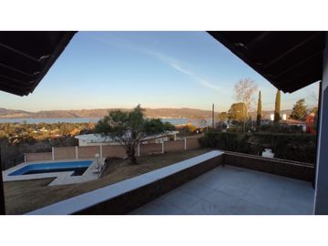 VENTA CASA CON PISCINA CARLOS PAZ LAGO AZUL