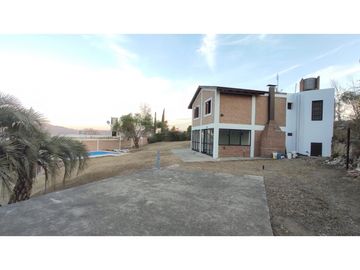 VENTA CASA CON PISCINA CARLOS PAZ LAGO AZUL